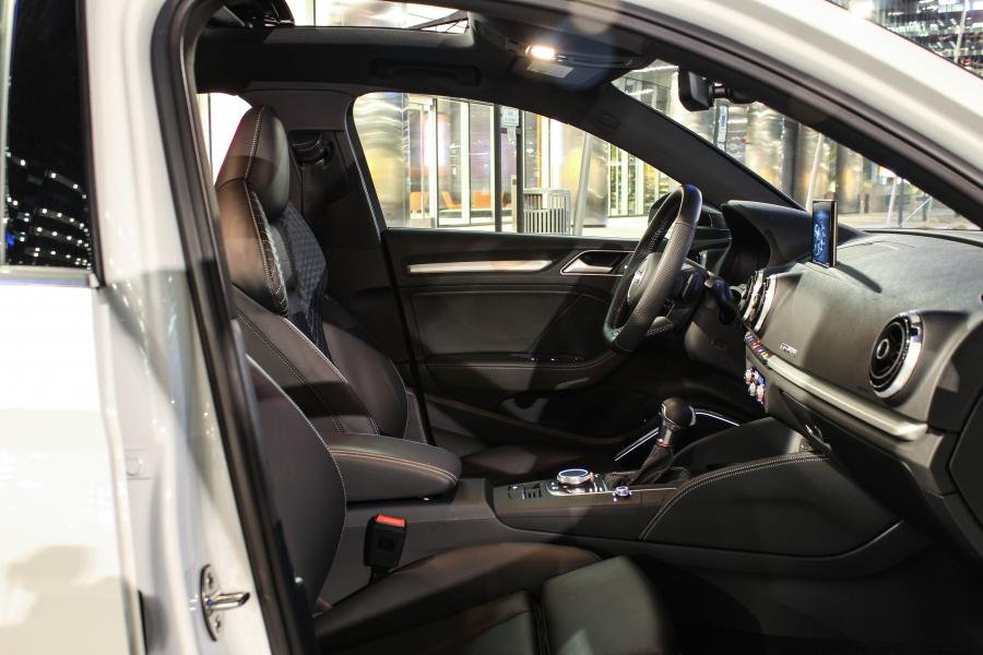 Интерьер Audi S3 Sedan (8V) 2016 года  (NA) (фото 32 из 40)